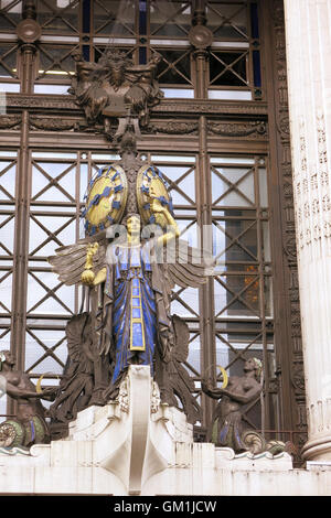 The queen in time over the Oxford Street entrance to Selfridge`s in London Stock Photo